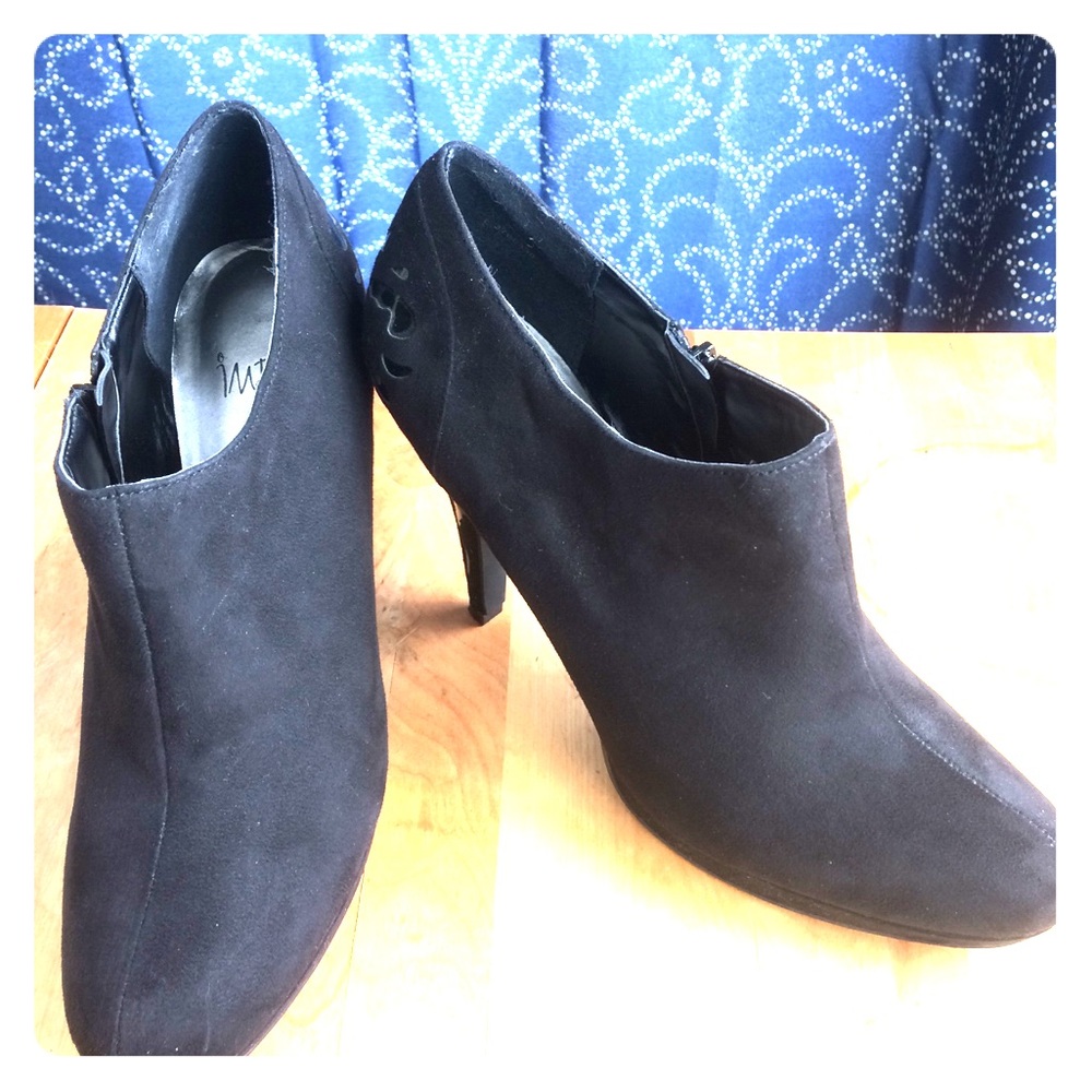 Black detailed heel ankle boots.